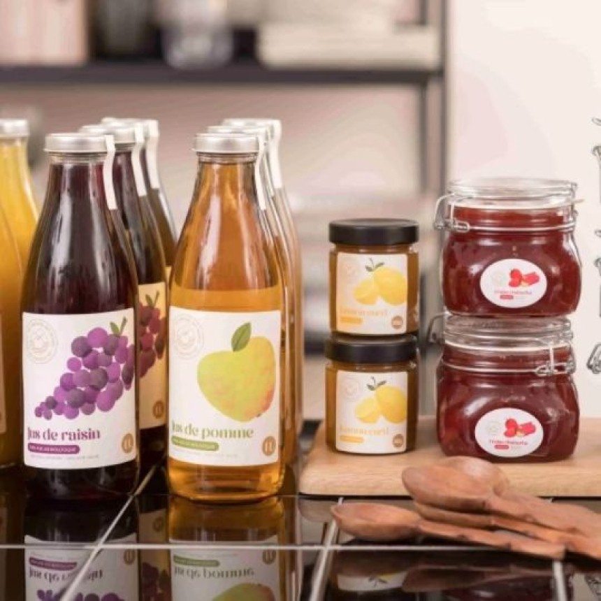 bottiglie e barattoli di alimenti con diverse tipologie di etichette stampate