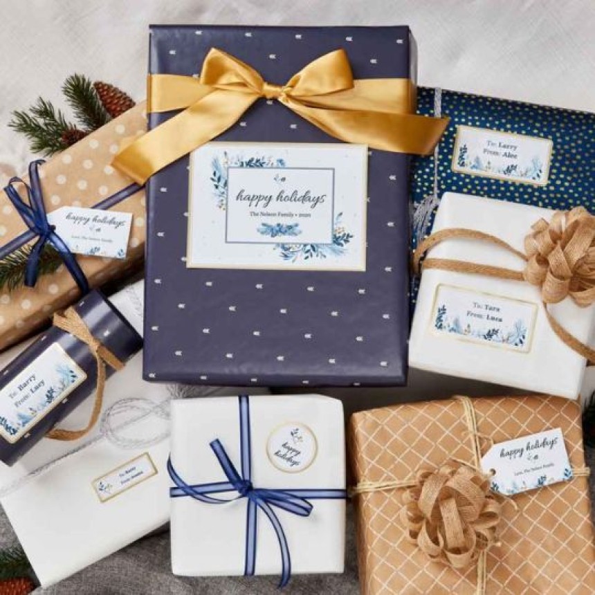 vari pacchetti regalo di natale con applicate etichette con i nomi