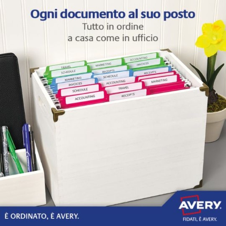 contenitore con delle cartelline etichettate