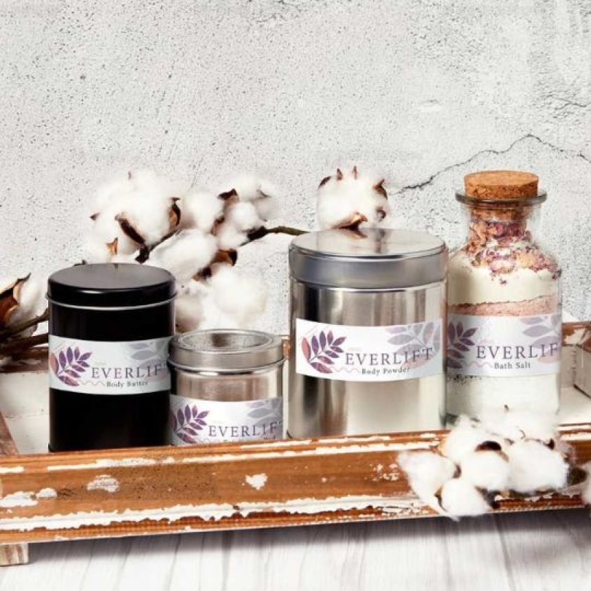 prodotti cosmetici su un vassoio di legno con applicate delle etichette stampate