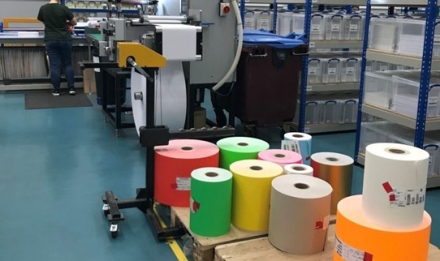 varie bobine di etichette colorate