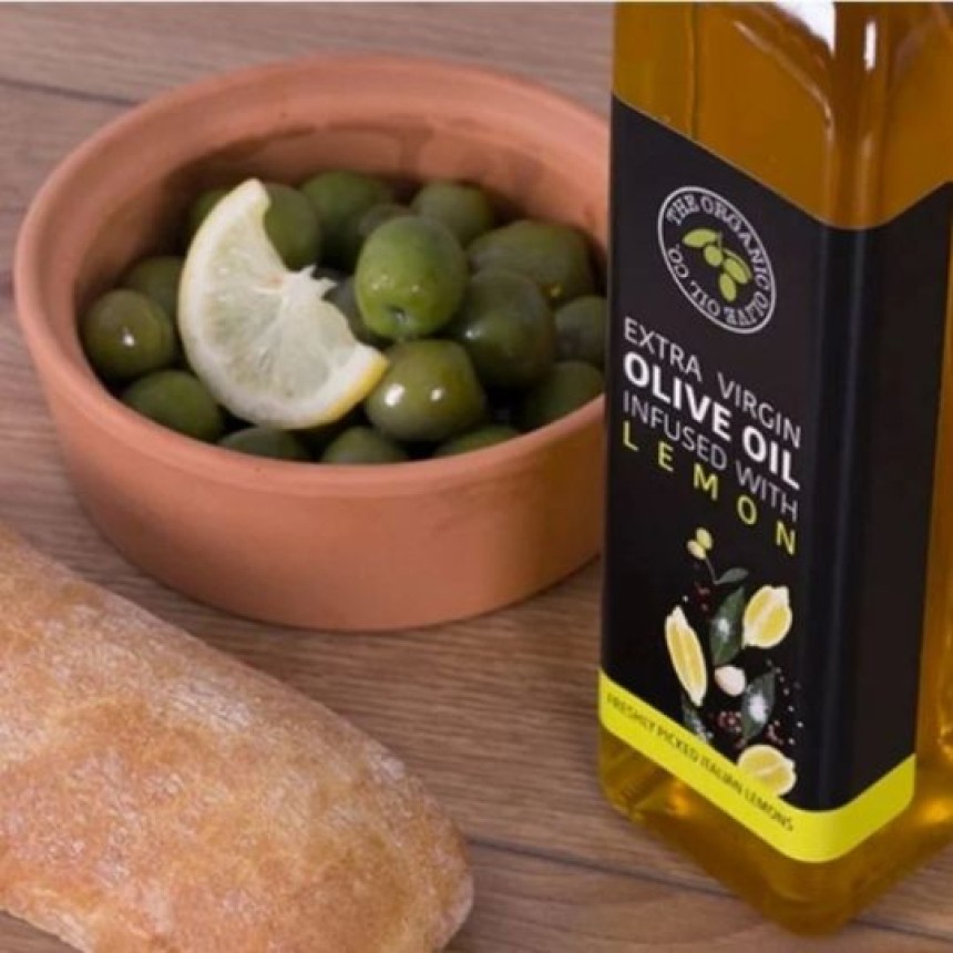 Ciotola di olive e del pane e una bottiglia di olio con etichetta adesiva applicata