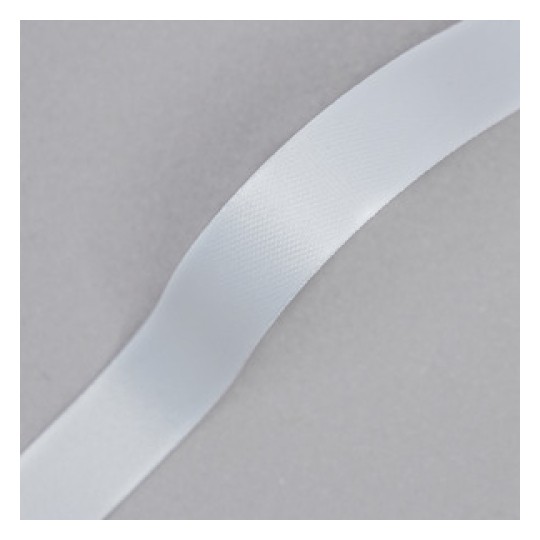 In questa immagine è presente un nastro bianco lucido, disposto su uno sfondo grigio. Il nastro ha una texture liscia e una forma leggermente ondulata.