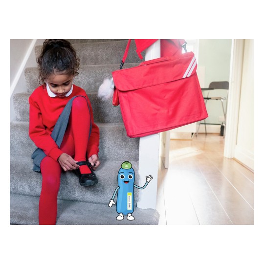 Immagine di una bambina che si allaccia le scarpe, indossando un maglione rosso e collant rossi, con una borsa rossa accanto a lei. C'è anche un personaggio animato blu che saluta.