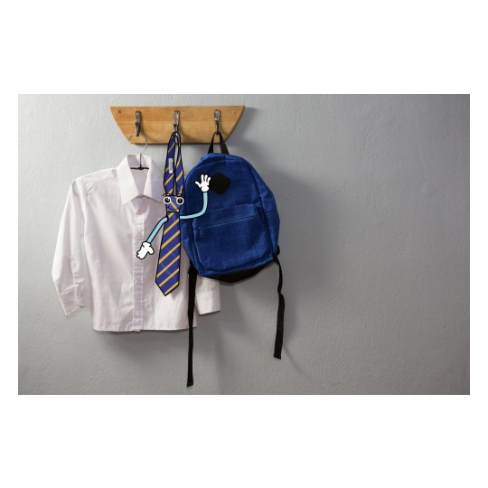 L'immagine mostra una camicia bianca appesa a un gancio, una cravatta a strisce blu e gialle con un volto e un zaino blu accanto a essa.