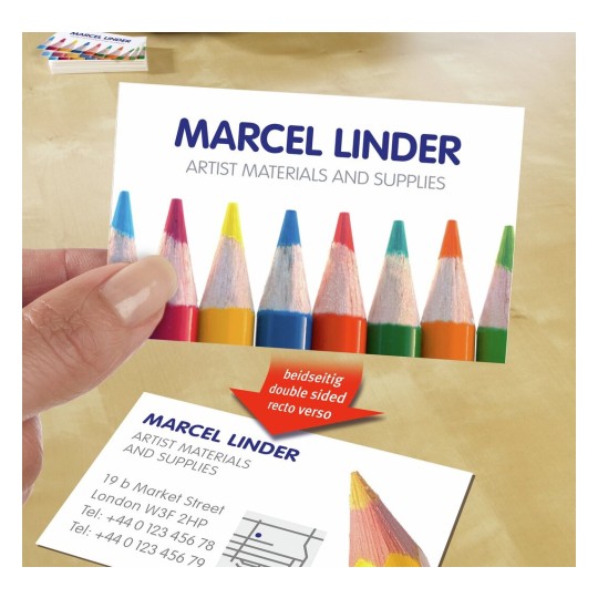 L'immagine mostra un biglietto da visita con il nome 'Marcel Linder' e la dicitura 'ARTIST MATERIALS AND SUPPLIES'. Il design include matite colorate in alto e informazioni di contatto sul retro.
