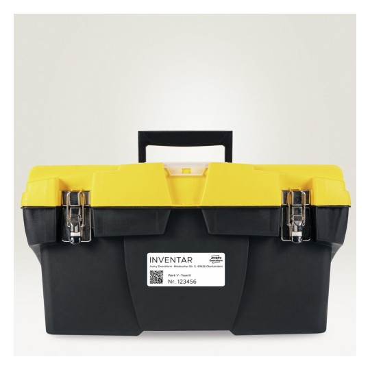 L'immagine mostra un box degli attrezzi con un coperchio giallo e base nera. È etichettato con la parola 'INVENTAR' e include un codice QR e informazioni di inventario.