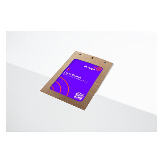 L'immagine mostra un biglietto da visita con un design moderno e colori vivaci. Il biglietto ha del testo che indica il nome Lucie Delbois e la posizione di Direttore Marketing. Include anche un codice QR e la frase 'On target'.