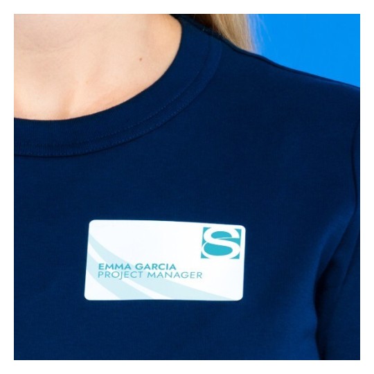 Un'immagine di una persona che indossa una maglietta blu scuro con un badge identificativo che riporta il nome 'Emma Garcia' e il titolo 'Project Manager'.