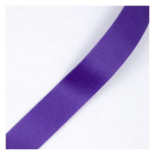 L'immagine mostra un nastro di raso di colore viola su uno sfondo bianco. Il nastro ha una superficie liscia e una forma piatta.