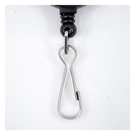 L'immagine mostra un gancio a molla in metallo, tipicamente usato per il fissaggio o il collegamento di oggetti. Il gancio ha un design a forma di otto, con un punto di chiusura per garantire la sicurezza.