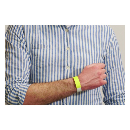 L'uomo indossa una camicia a righe blu e bianche e un braccialetto giallo al polso destro.