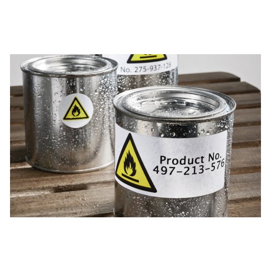 Lattine metalliche con etichette di avvertimento, contenenti sostanze pericolose, sul fondo di legno bagnato.