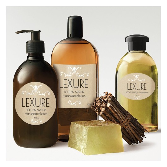 L'immagine mostra vari prodotti per la cura del corpo marchiati 'Lexure', tra cui uno shampoo, un gel doccia, una lozione per le mani e una saponetta verde, disposti su uno sfondo chiaro.