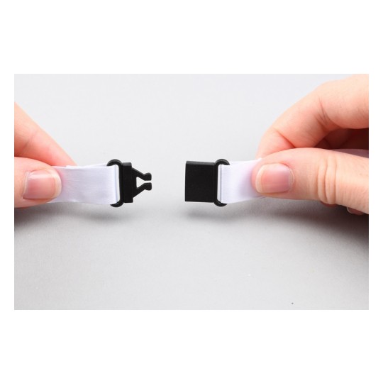 L'immagine mostra due fasce bianche con fermagli neri tenute tra le dita. Una fascia ha un fermaglio a forma di clip, mentre l'altra ha un fermaglio piatto.