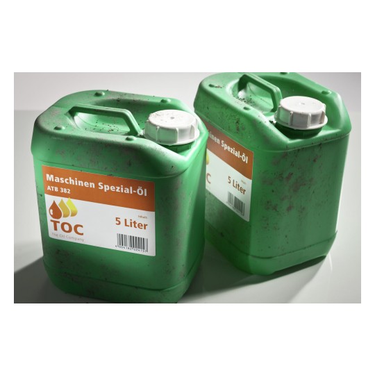 Due contenitori di olio verde con etichette in tedesco. Scritta 'Maschinen Spezial-Öl' e '5 Liter'.