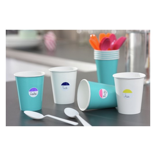 L'immagine mostra dei bicchieri di carta di vari colori con nomi scritti su etichette. Ci sono anche cucchiaini di plastica e un’altro contenitore di bicchieri.