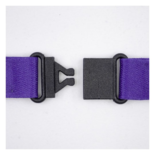 L'immagine mostra una cintura viola con una fibbia nera a scatto, divisa in due parti.