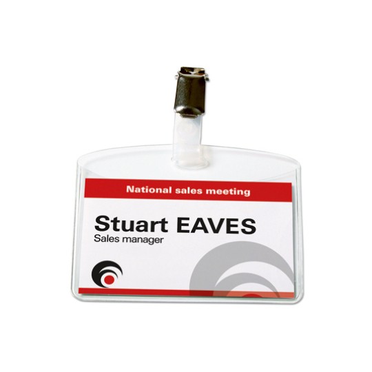 L'immagine mostra un badge identificativo per un incontro di vendita nazionale, con il nome 'Stuart Eaves' e il titolo 'Sales manager'. Il badge è di plastica trasparente con un gancio in alto.