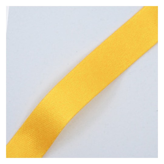 L'immagine mostra un nastro giallo su uno sfondo bianco.