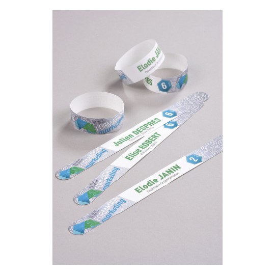 L'immagine mostra diversi braccialetti di carta con nomi e numeri, probabilmente utilizzati per un evento o una formazione, con scritte che indicano attività di marketing. Ci sono anche grafiche e simboli legati a comunicazione e formazione.