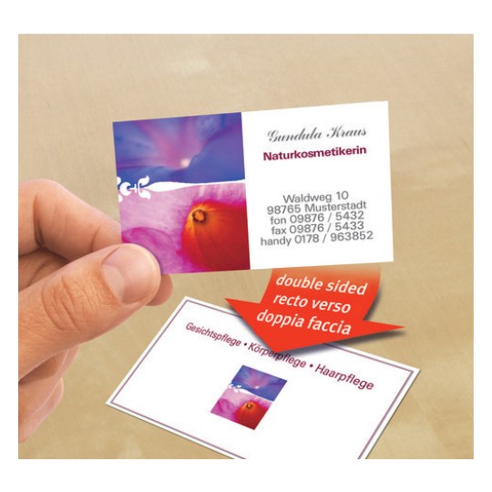 La imagen muestra una tarjeta de visita de Gandula Klaus, especializada en cosmetología natural, con detalles de contacto y información sobre servicios en un diseño atractivo.