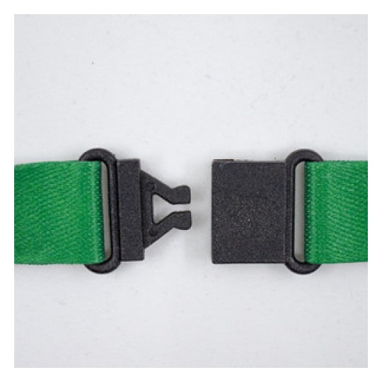 L'immagine mostra una chiusura nera con due estremità di una cinghia verde, tipica di articoli come zaini o cinture.