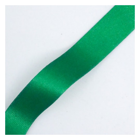 L'immagine mostra un nastro verde satinado, lungo e piatto, su uno sfondo bianco.