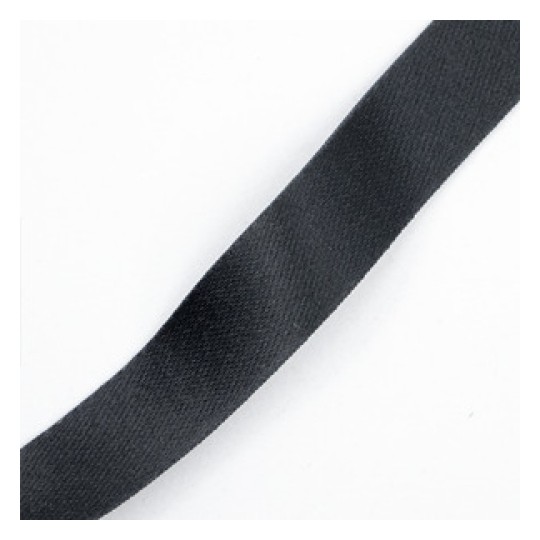 L'immagine mostra un nastro di colore nero, probabilmente usato per cucire o decorazioni.