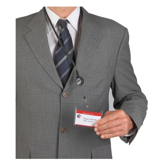 L'uomo indossa un abito grigio e tiene in mano un cartellino identificativo. Sul cartellino è scritto "Stuart EAVES, Slide Manager".