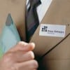 dettaglio di una giacca con applicato un badge adesivo stampato con il nome della persona
