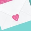 una busta da lettera con una etichetta a forma di cuore stampata utilizzata come sigillo