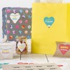 due buste con applicate delle etichette a forma di cuore stampate