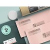 buste da lettera con applicate varie etichette trasparenti stampate