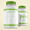 due confezioni di vitamine con applicate delle etichette stampate con le informazioni di prodotto