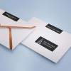 varie buste da lettera con applicate delle etichette rettangolari stampate
