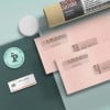 varie buste da lettera con applicate delle etichette trasparenti stampate