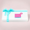pacco regalo con applicata un etichetta stampata