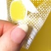 mano che rimuove una etichetta da una bottiglia