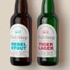 due bottiglie di birra con etichetta a forma di arco stampata con le informazioni sul prodotto
