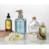 set di cosmetici in contenitori in vetro con applicate delle etichette trasparenti stampate
