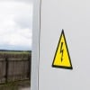 adesivo a forma di triangolo con stampato il simbolo di pericolo