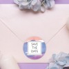 busta con il save the date per il matrimonio con una etichetta rotonda stampata applicata come sigillo