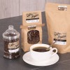 confezioni di caffe con applicate delle etichette rettangolari stampate