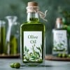 bottiglia di olio con etichetta rettangolare stampata con testo e immagine