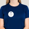 ragazza con maglia blu con applicato un badge adesivo rotondo con stampato il suo nome