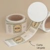 rotolo di etichette adesive in carta stampate con loghi e testo
