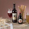 bottiglie di birra con etichette stampate e fogli di etichette con la stessa stampa