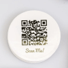 adesivo rotondo bianco con stampato codice QR e scritta Scan me