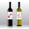 Due bottiglie di vino, una rossa e una bianca, con etichette adesive stampate dettagliate su sfondo grigio sfumato.
